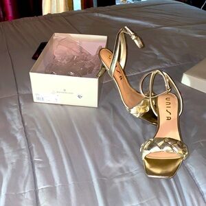 New Bandolino size 9.5 gold 3” high heel.